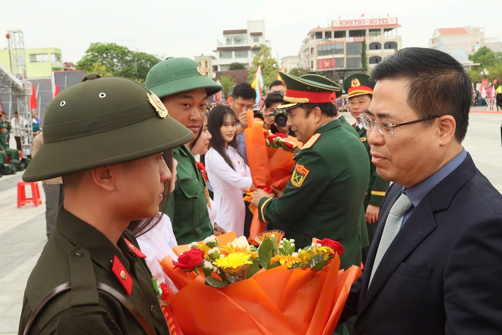 Hơn 3.900 thanh niên Quảng Ngãi lên đường thực hiện nghĩa vụ thiêng liêng với Tổ quốc - ảnh 4