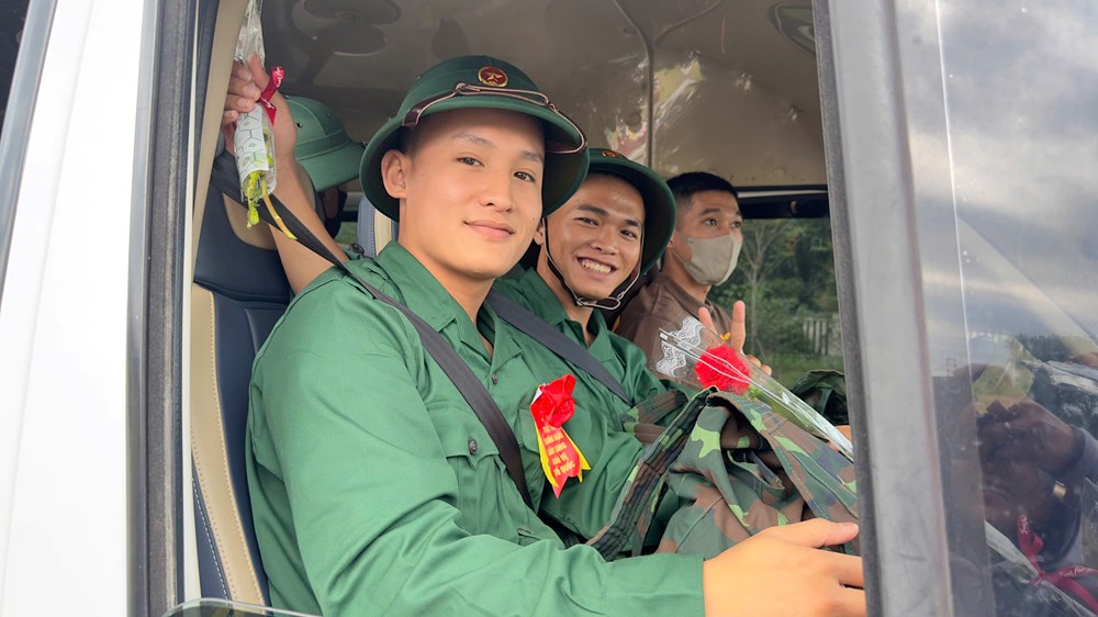 Hơn 3.900 thanh niên Quảng Ngãi lên đường thực hiện nghĩa vụ thiêng liêng với Tổ quốc - ảnh 12