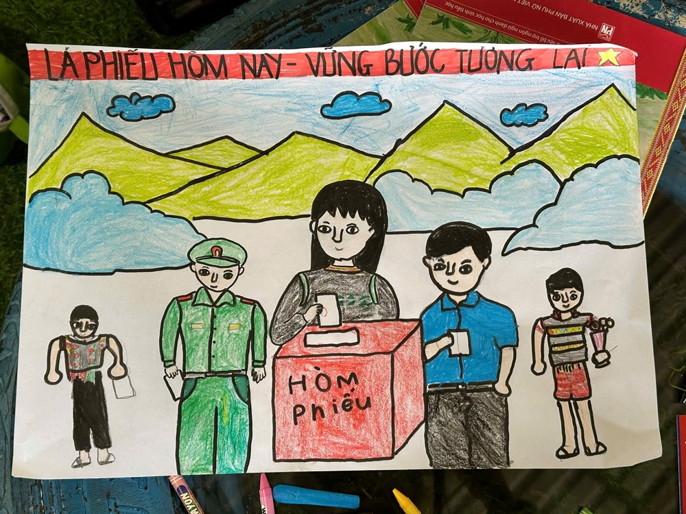 Quảng Ngãi: Học sinh Xơ Đăng sôi nổi vẽ tranh cổ động bầu cử - ảnh 5
