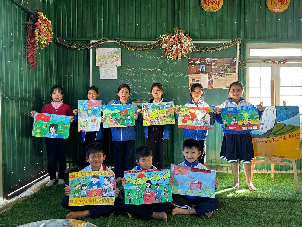 Quảng Ngãi: Học sinh Xơ Đăng sôi nổi vẽ tranh cổ động bầu cử - ảnh 3