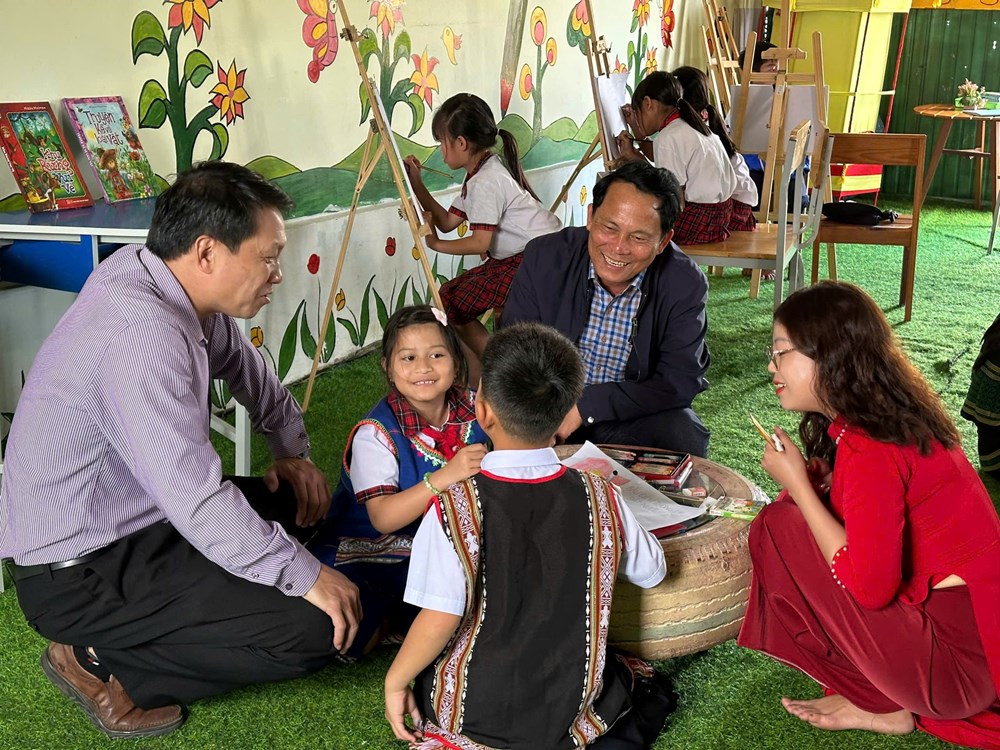 Quảng Ngãi: Học sinh Xơ Đăng sôi nổi vẽ tranh cổ động bầu cử - ảnh 1