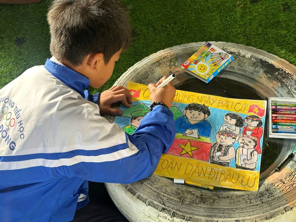 Quảng Ngãi: Học sinh Xơ Đăng sôi nổi vẽ tranh cổ động bầu cử - ảnh 2