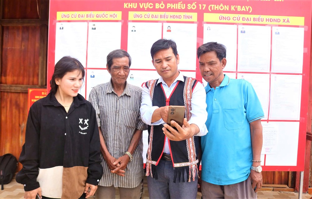 Quảng Ngãi: “Cánh tay nối dài” đưa thông tin bầu cử đến bản làng - ảnh 3