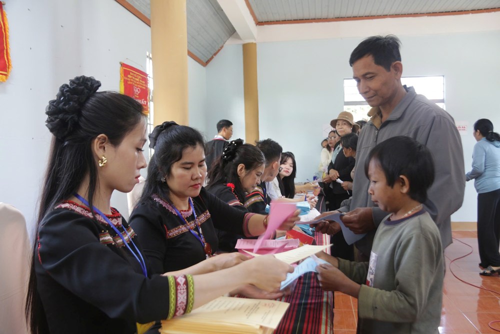 Hơn 2,4 triệu cử tri Đắk Lắk nô nức đi bầu cử trong Ngày hội non sông - ảnh 2