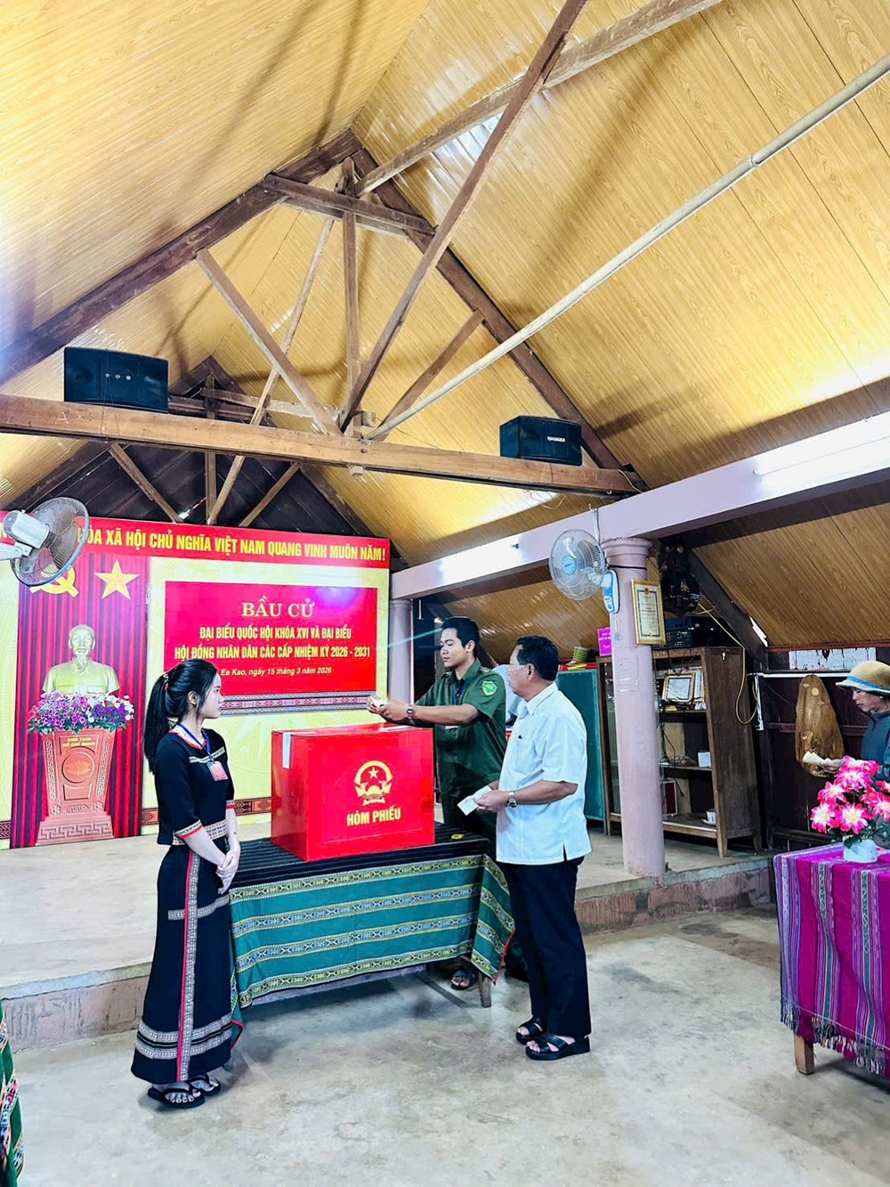 Hơn 2,4 triệu cử tri Đắk Lắk nô nức đi bầu cử trong Ngày hội non sông - ảnh 6