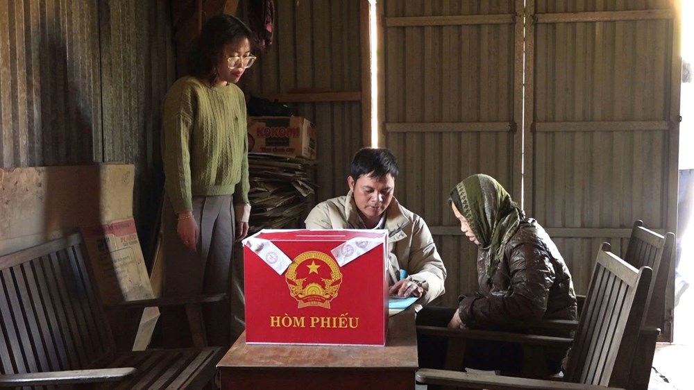 Quảng Ngãi: Mang thùng phiếu đến tận nhà Mẹ Việt Nam Anh hùng - ảnh 2