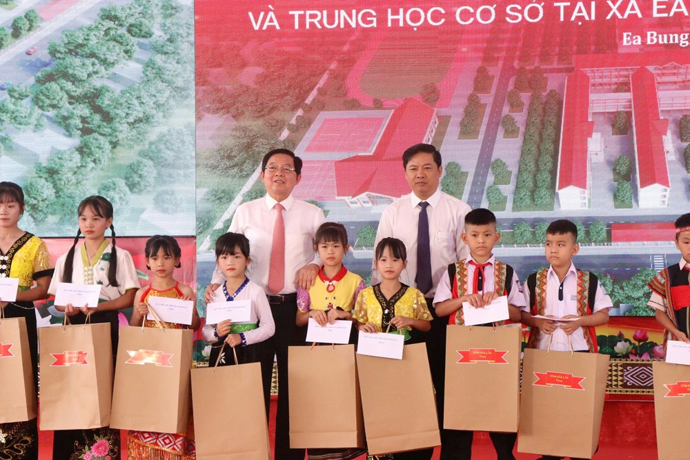 Phó Thủ tướng Hồ Quốc Dũng dự Lễ khởi công trường phổ thông liên cấp tại tỉnh Đắk Lắk - ảnh 2