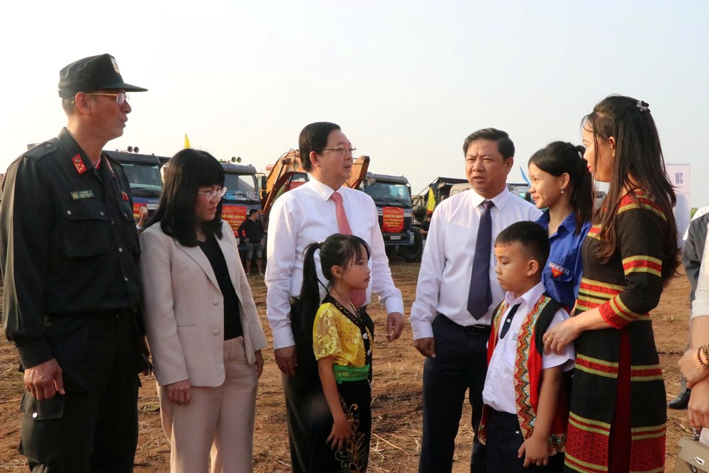 Phó Thủ tướng Hồ Quốc Dũng dự Lễ khởi công trường phổ thông liên cấp tại tỉnh Đắk Lắk - ảnh 4