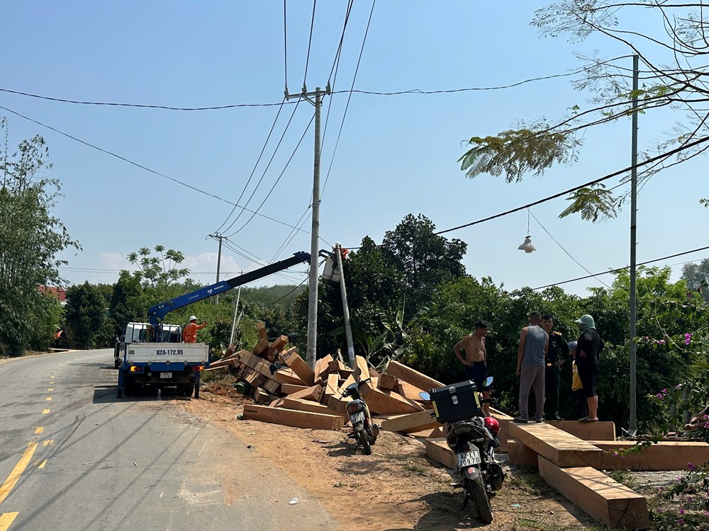 Quảng Ngãi: Lật xe chở gỗ từ Lào về qua cửa khẩu Bờ Y - ảnh 2