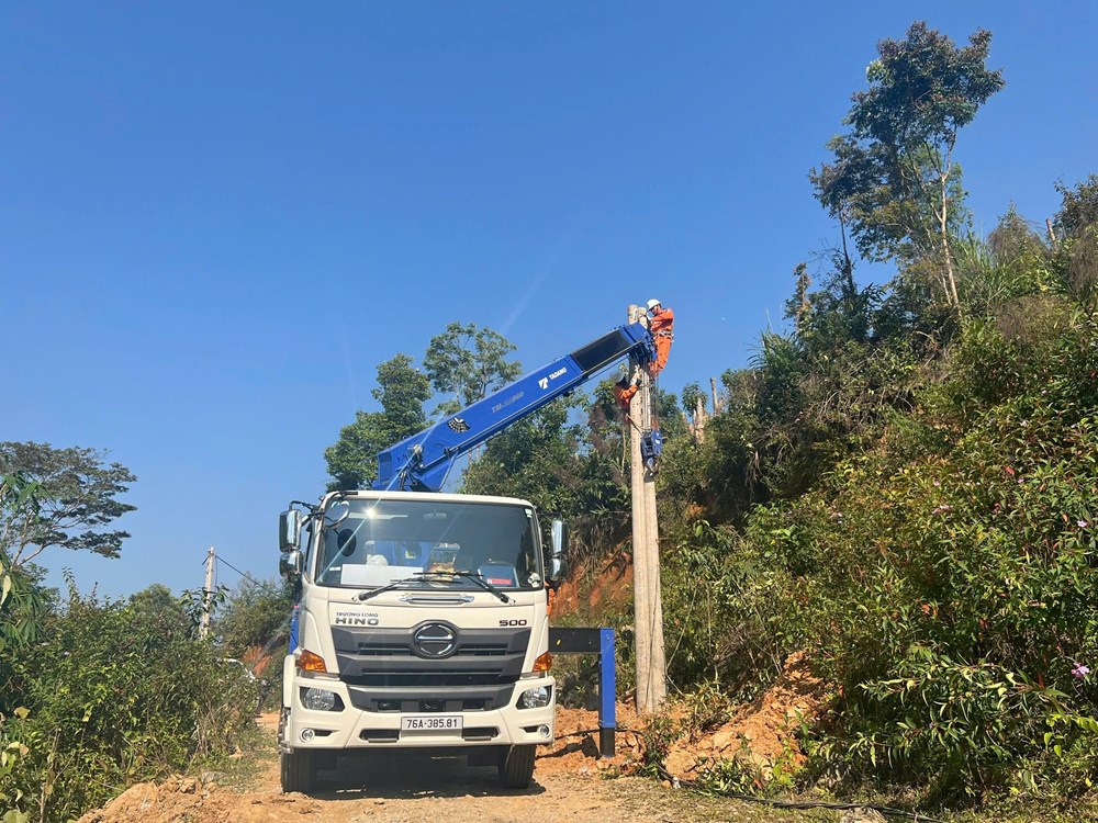 PC Quảng Ngãi: Nỗ lực vượt khó đưa điện lưới quốc gia về với 123 hộ dân Tu Thôn - ảnh 1