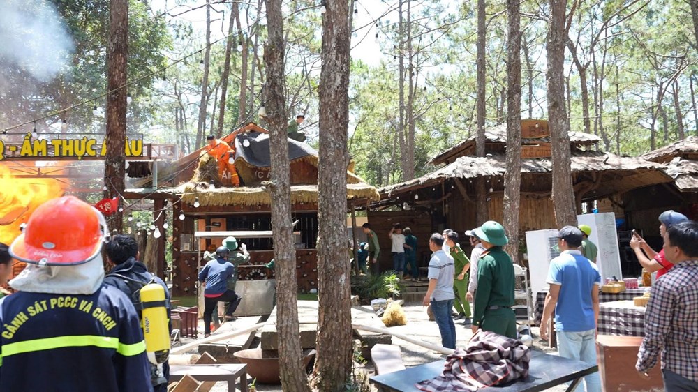 Quảng Ngãi: Cháy lớn tại Khu phố đêm Măng Đen, 6 gian hàng bị thiệt hại - ảnh 2