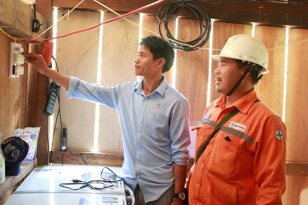 Quảng Ngãi đưa điện về vùng lõi khó khăn, 123 hộ dân thoát cảnh “nhiều không” - ảnh 3