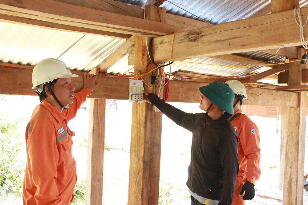 Quảng Ngãi đưa điện về vùng lõi khó khăn, 123 hộ dân thoát cảnh “nhiều không” - ảnh 2