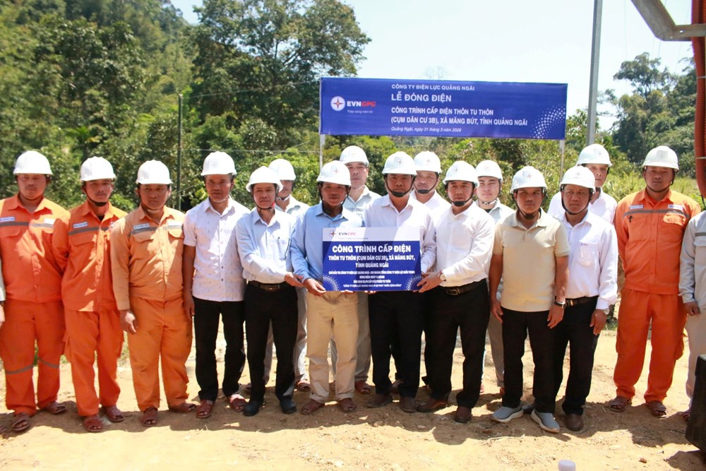 Quảng Ngãi đưa điện về vùng lõi khó khăn, 123 hộ dân thoát cảnh “nhiều không” - ảnh 1