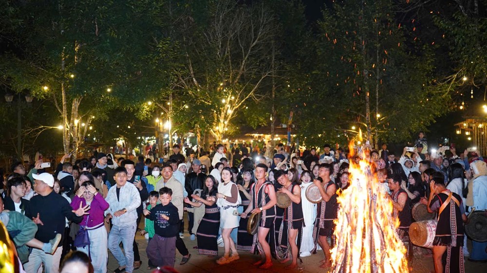 Măng Đen “đánh thức” mùa du lịch lễ hội - ảnh 4