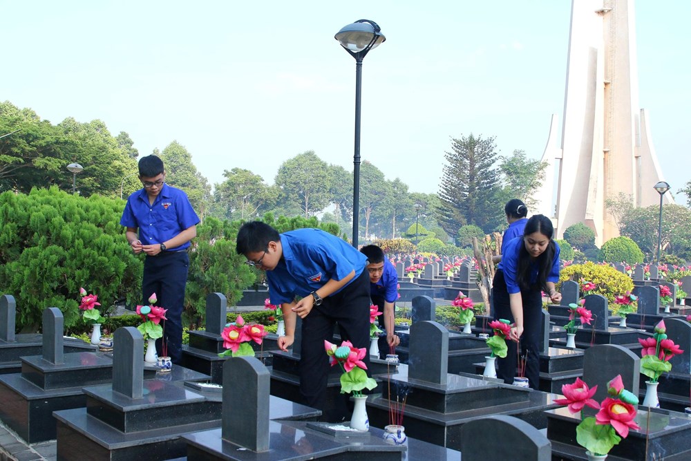 Đắk Lắk: Dâng hương tri ân các anh hùng liệt sĩ - ảnh 3