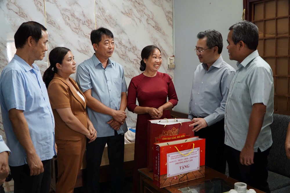 Trưởng ban Chính sách, Chiến lược Trung ương thăm, tặng quà gia đình chính sách và người lao động tại Quảng Ngãi - ảnh 2