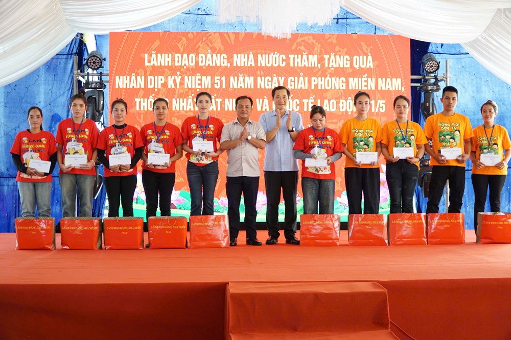 Trưởng ban Chính sách, Chiến lược Trung ương thăm, tặng quà gia đình chính sách và người lao động tại Quảng Ngãi - ảnh 4