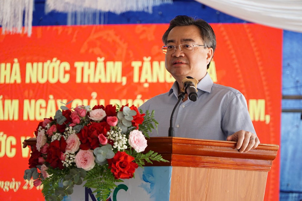 Trưởng ban Chính sách, Chiến lược Trung ương thăm, tặng quà gia đình chính sách và người lao động tại Quảng Ngãi - ảnh 3