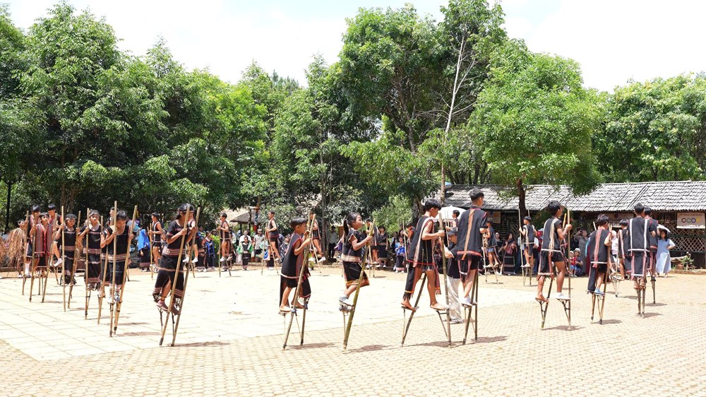 Măng Đen rộn ràng lễ hội đường phố - ảnh 4