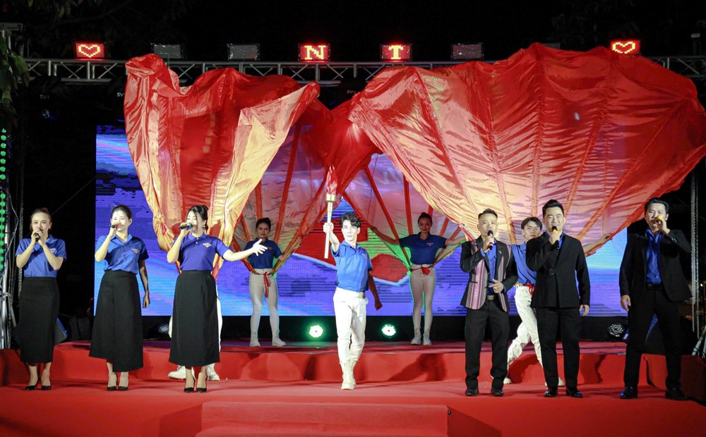 Rực rỡ đêm hội “Kon Tum - Âm vang đại ngàn, khúc ca thống nhất“ - ảnh 6