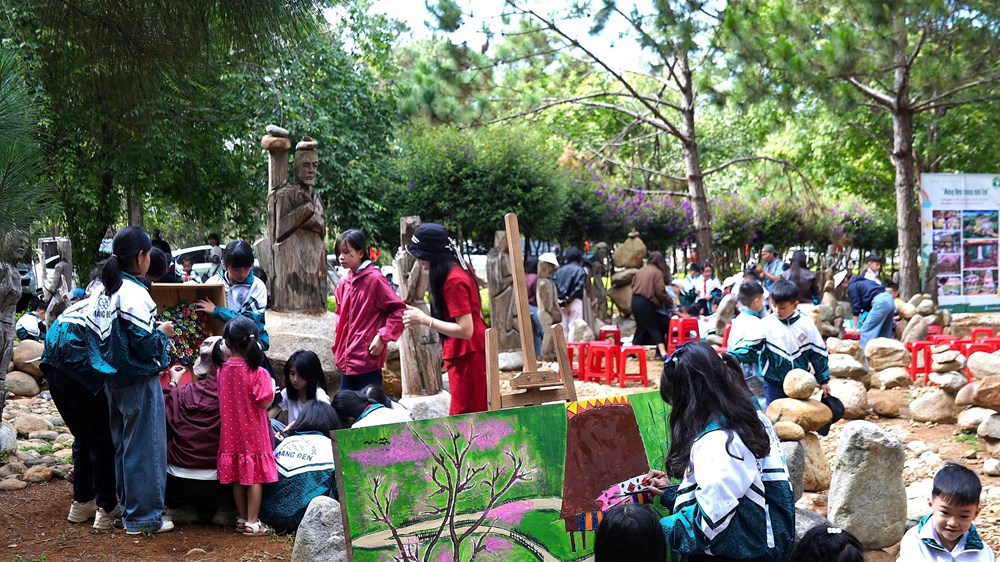 Măng Đen rộn ràng ngày hội sắc màu, lan tỏa tình yêu đại ngàn dịp lễ 30.4 - ảnh 1