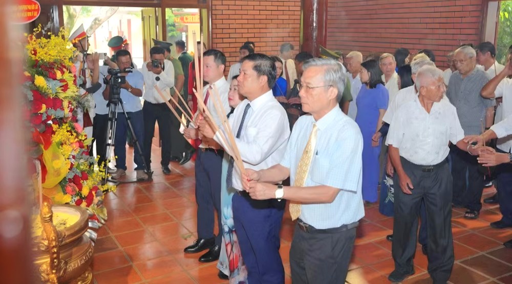 Tưởng niệm 136 năm Ngày sinh Chủ tịch Hồ Chí Minh tại Nhà thờ Bác Hồ - ảnh 3