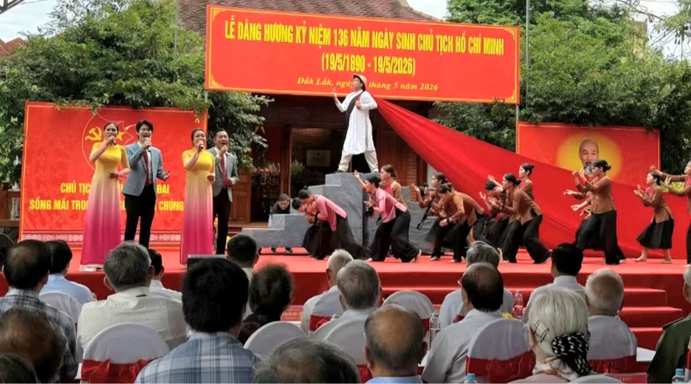 Tưởng niệm 136 năm Ngày sinh Chủ tịch Hồ Chí Minh tại Nhà thờ Bác Hồ - ảnh 4