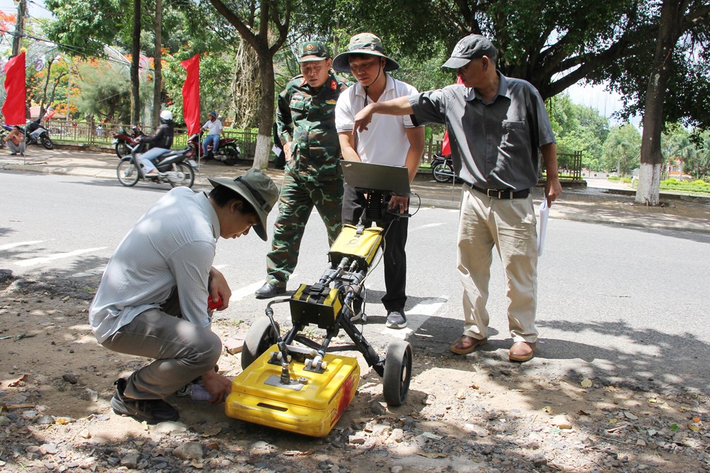 Lần đầu ứng dụng radar xuyên đất tìm mộ tập thể liệt sĩ tại Quảng Ngãi - ảnh 1