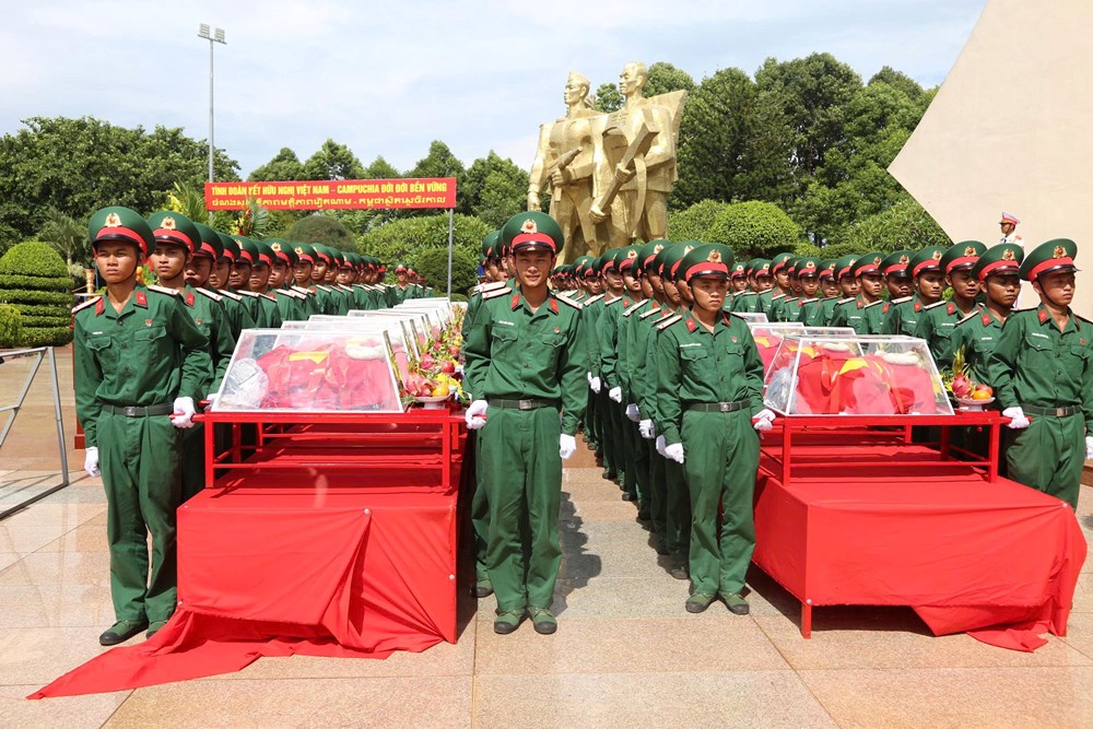 Đắk Lắk trọng thể tổ chức lễ truy điệu và an táng 27 hài cốt liệt sĩ - ảnh 3