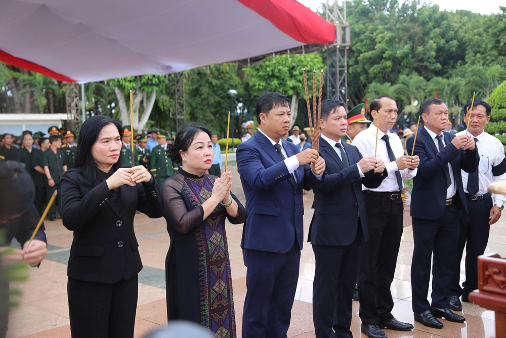 Đắk Lắk trọng thể tổ chức lễ truy điệu và an táng 27 hài cốt liệt sĩ - ảnh 4
