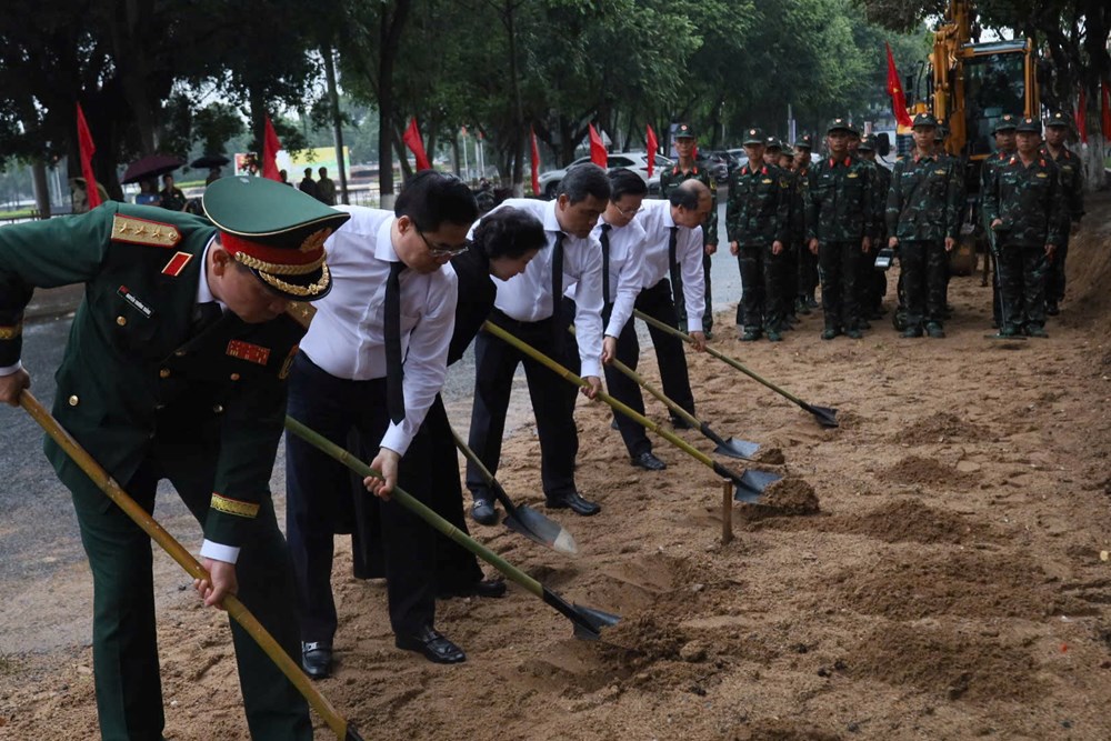 Triển khai khai quật khu vực nghi có mộ liệt sĩ tập thể trên đường Trường Chinh - ảnh 3