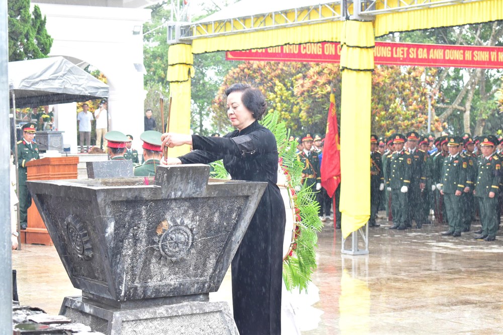 Phó Thủ tướng Phạm Thị Thanh Trà dự Lễ truy điệu, an táng hài cốt liệt sĩ tại Quảng Ngãi - ảnh 3