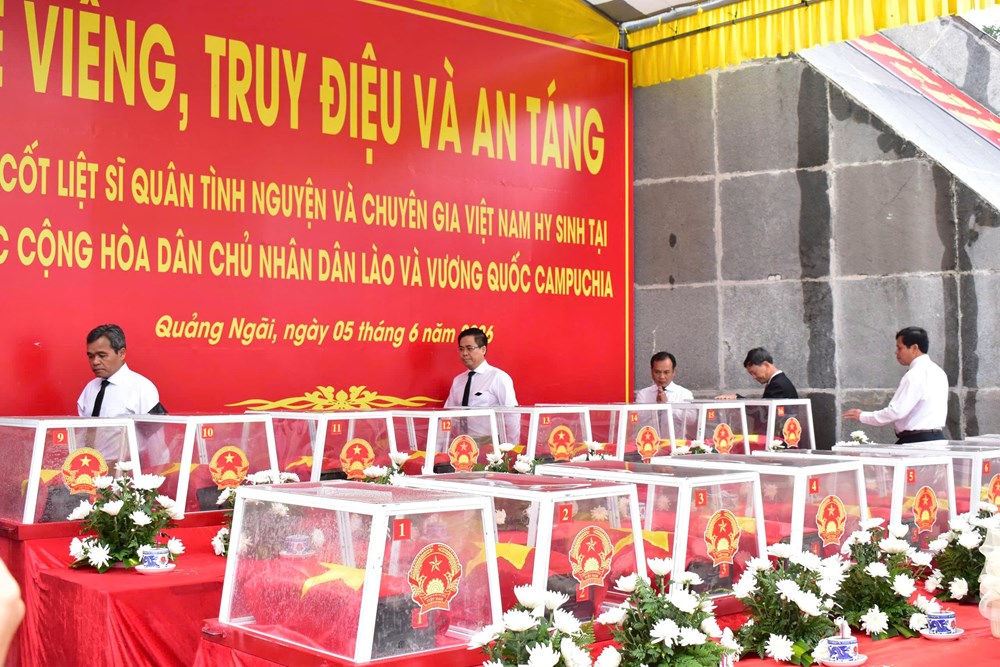 Phó Thủ tướng Phạm Thị Thanh Trà dự Lễ truy điệu, an táng hài cốt liệt sĩ tại Quảng Ngãi - ảnh 5