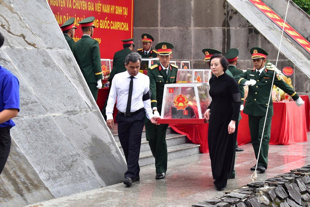 Phó Thủ tướng Phạm Thị Thanh Trà dự Lễ truy điệu, an táng hài cốt liệt sĩ tại Quảng Ngãi - ảnh 6
