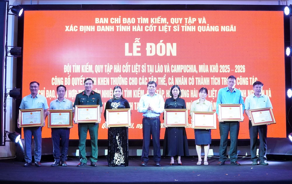 Phó Thủ tướng Phạm Thị Thanh Trà dự Lễ truy điệu, an táng hài cốt liệt sĩ tại Quảng Ngãi - ảnh 7