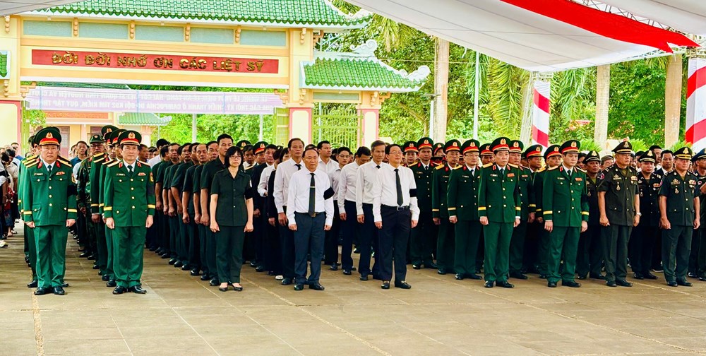 Phó Thủ tướng Hồ Quốc Dũng dự lễ an táng 18 liệt sĩ quân tình nguyện tại Gia Lai - ảnh 1