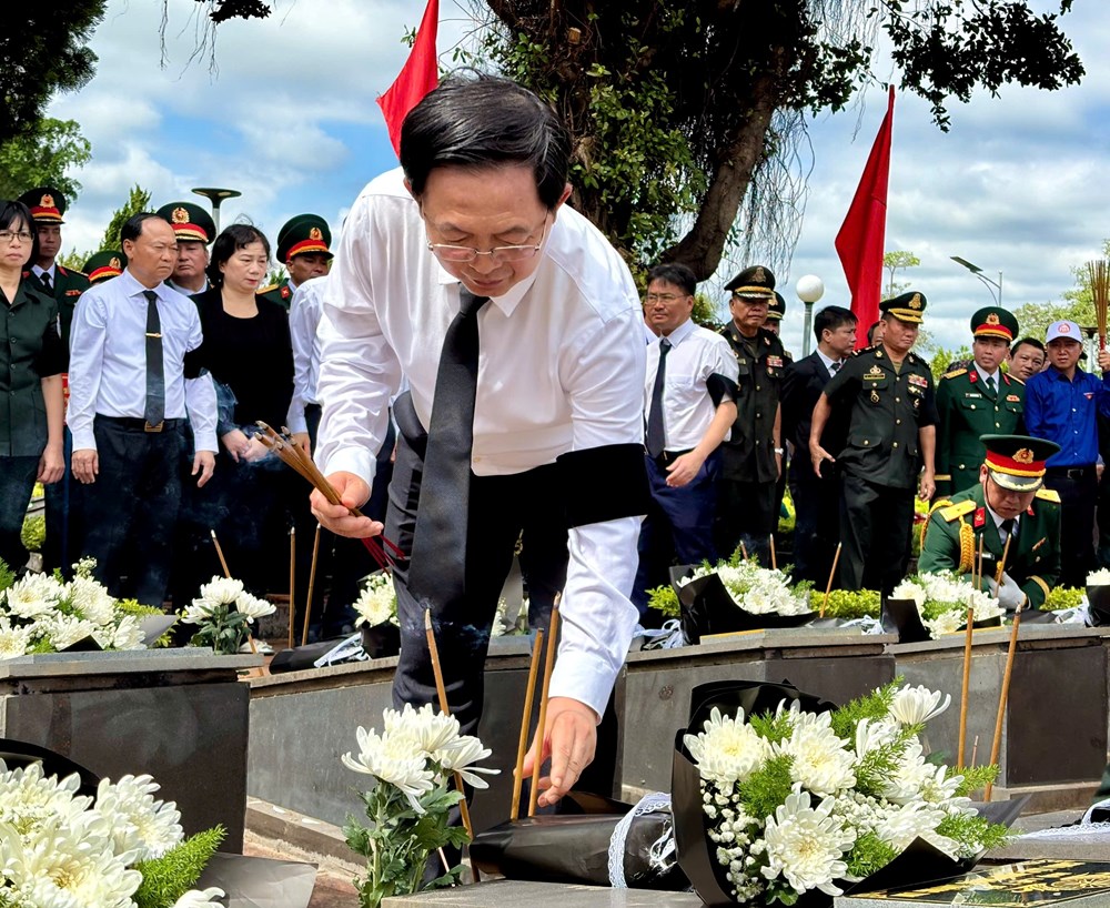 Phó Thủ tướng Hồ Quốc Dũng dự lễ an táng 18 liệt sĩ quân tình nguyện tại Gia Lai - ảnh 4
