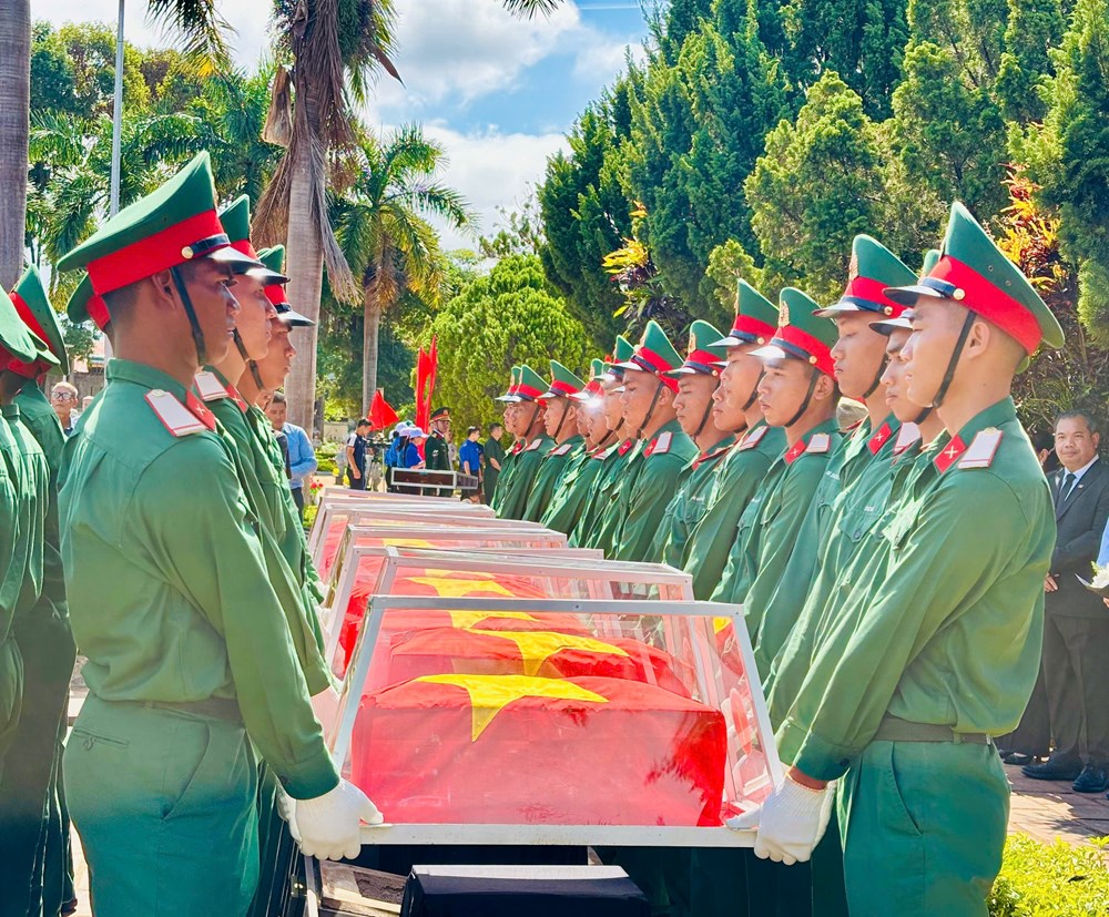 Phó Thủ tướng Hồ Quốc Dũng dự lễ an táng 18 liệt sĩ quân tình nguyện tại Gia Lai - ảnh 2