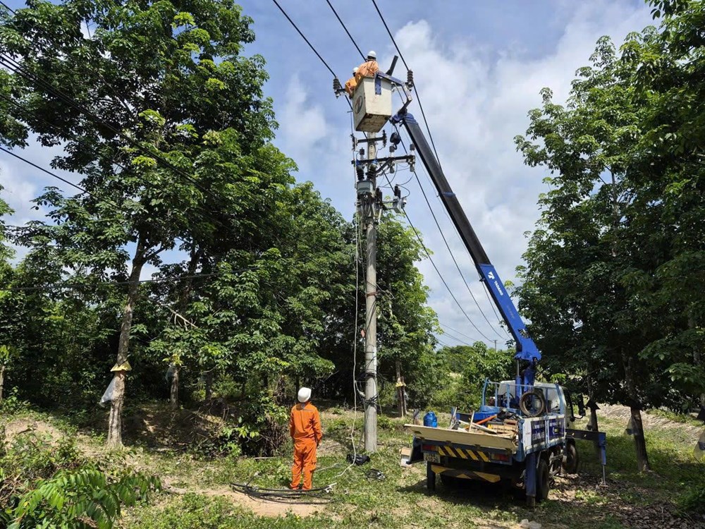 Điện lực TP. Kon Tum hoàn thành chuyển đổi vận hành lưới điện 35kV sang 22kV - ảnh 2