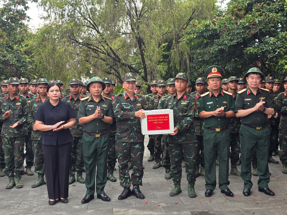 Thượng tướng Lê Quang Minh kiểm tra công tác tìm kiếm, quy tập hài cốt liệt sĩ tại Quảng Ngãi - ảnh 3