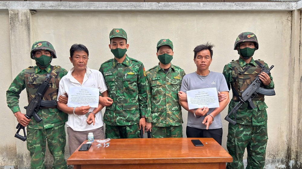 Lần theo lời khai người mua ma túy, phát hiện đối tượng tàng trữ 17 gói heroin - ảnh 1