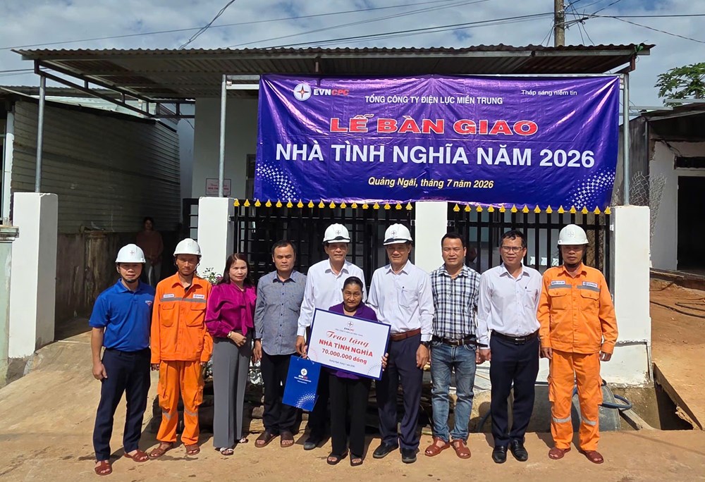 PC Quảng Ngãi trao tặng 10 mái ấm nghĩa tình, tiếp thêm động lực cho gia đình người có công - ảnh 2