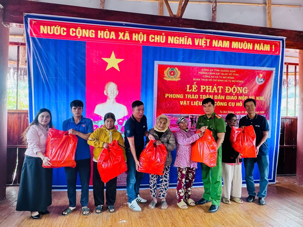 Đồng bào Xơ Đăng tự nguyện giao nộp 15 khẩu súng tự chế - ảnh 3