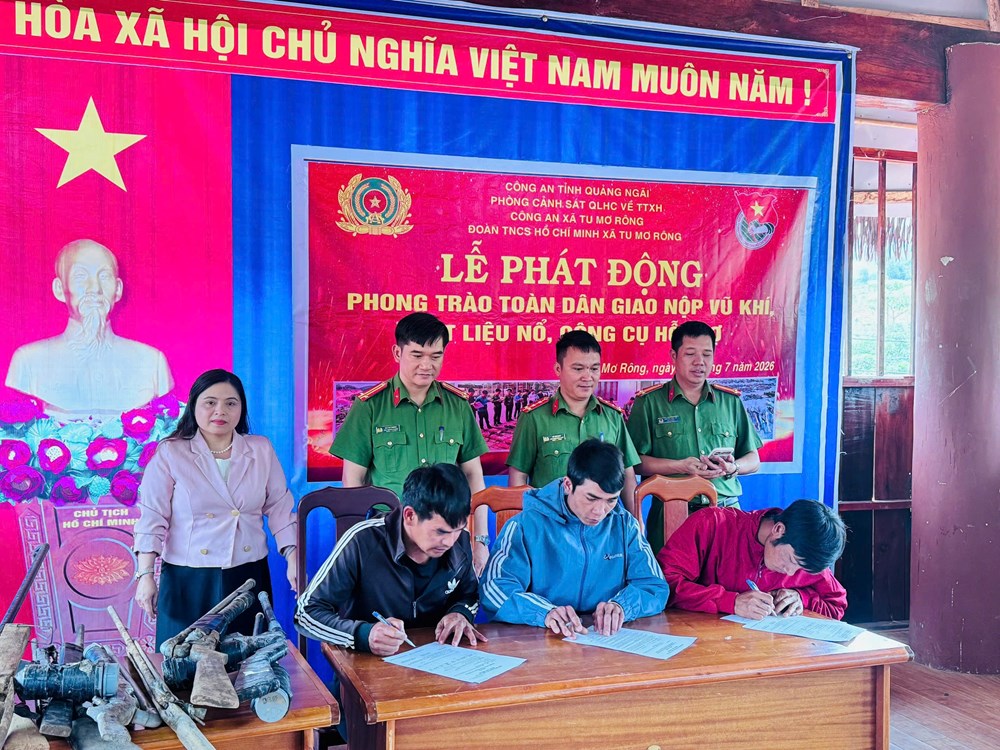 Đồng bào Xơ Đăng tự nguyện giao nộp 15 khẩu súng tự chế - ảnh 1