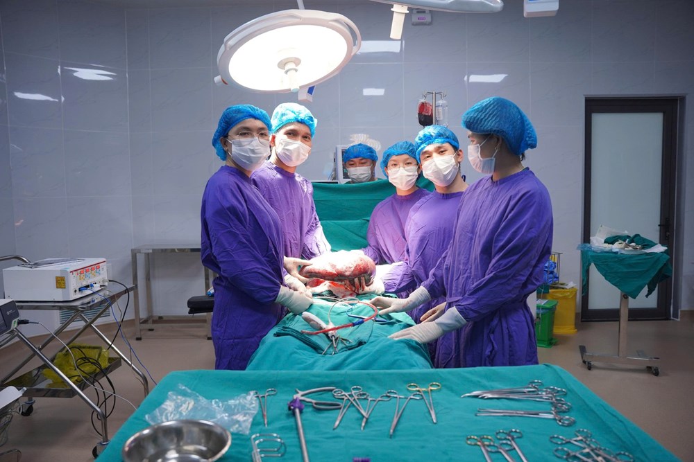 Gia Lai: Phẫu thuật cắt bỏ lá lách khổng lồ nặng 3,5kg cho nữ bệnh nhân 69 tuổi - ảnh 1