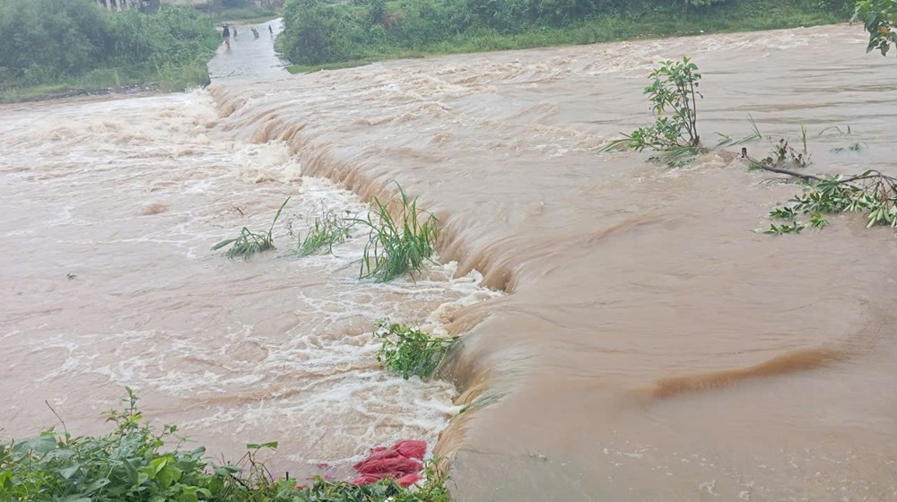 Mưa lớn ở Quảng Ngãi: 2 thôn bị chia cắt, người dân vùng sạt lở phải di dời - ảnh 1