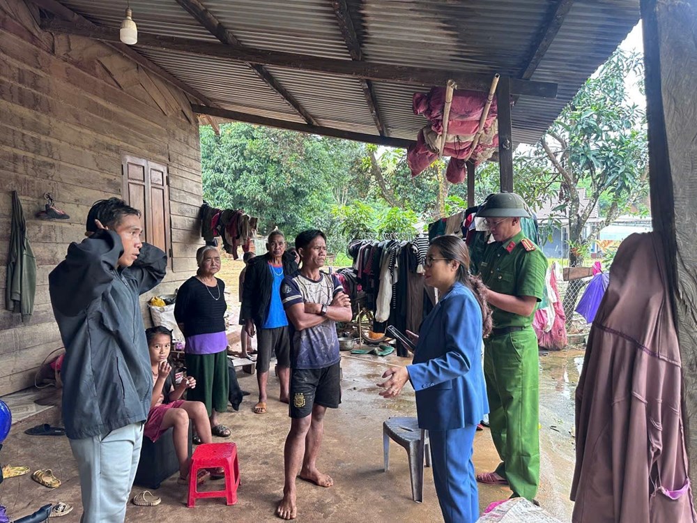 Mưa lớn ở Quảng Ngãi: 2 thôn bị chia cắt, người dân vùng sạt lở phải di dời - ảnh 2