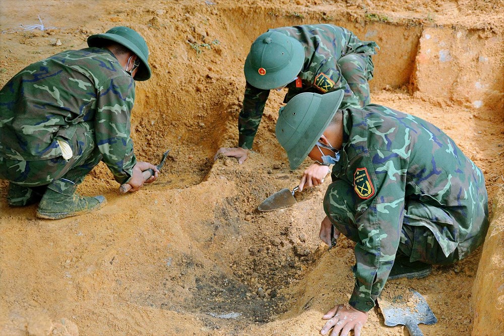 Phát hiện hài cốt liệt sĩ cùng nhiều di vật trong quá trình đào công sự ở phường Kon Tum - ảnh 1