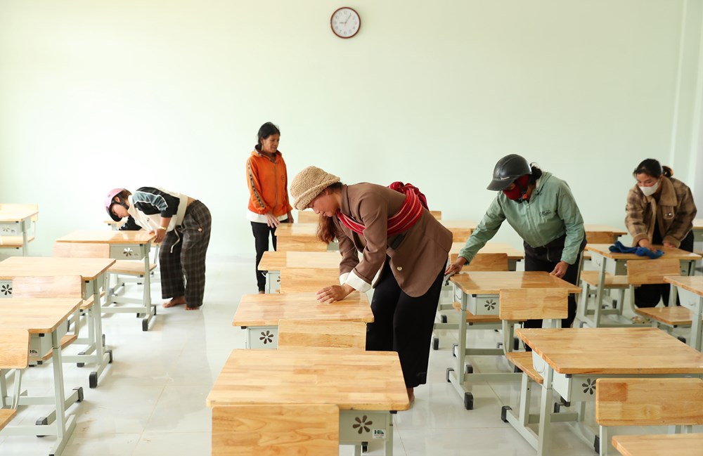 Ngôi trường mới nơi vùng biên Rờ Kơi trước ngày khai giảng - ảnh 12